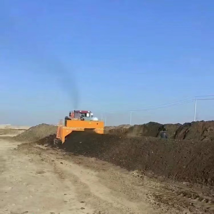 有機(jī)肥發(fā)酵選擇履帶式翻拋機(jī)好用嗎？